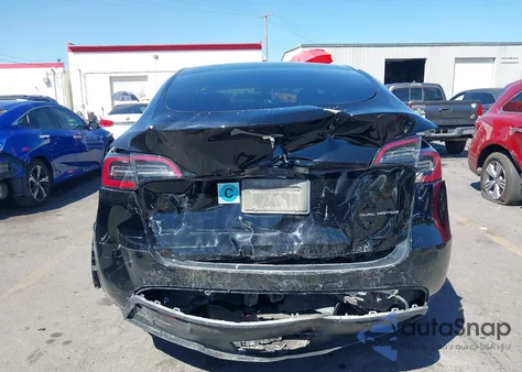 2022 Tesla Model Y Long Range Dual Motor All-Wheel Drive z USA, uszkodzony, nr VIN 7SAYGAEEXNF313769